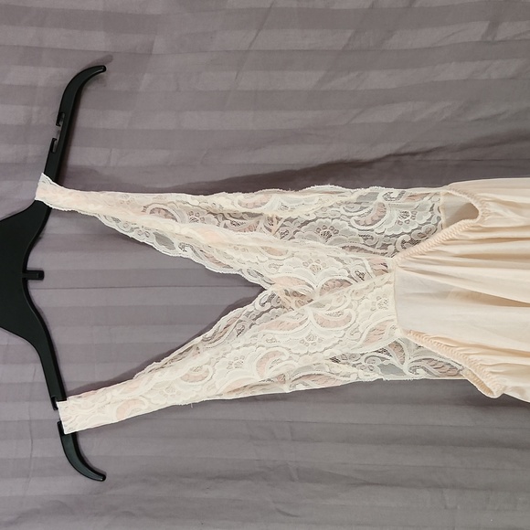 Long , nylon peach nightgown with v lace top and side suits. Size medium - Picture 4 of 6